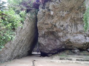 斎場御嶽の自然トンネル