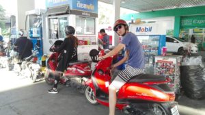 チェンマイで借りたレンタルバイクとガソリンスタンド