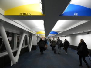 JFK国際空港の入国ゲート通路