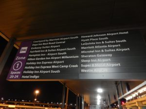 アトランタ国際空港の各ホテル行きシャトルバスの案内板