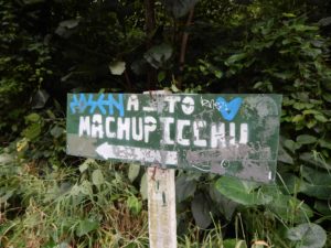 マチュピチュ村への看板