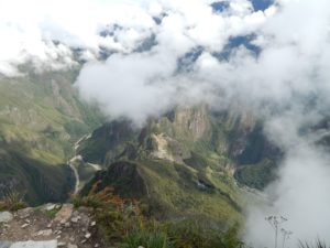 マチュピチュ山からのマチュピチュ遺跡とワイナピチュの景色